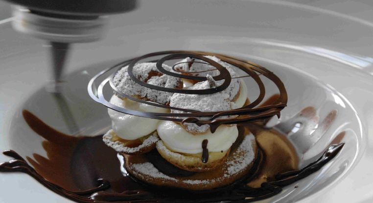 Profiteroles de crema y chocolate